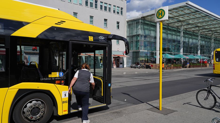 BERLIN, GERMANY - JULY 21: A driver gets on an electric bus of the BVG Berlin public transport authority at a bus stop at Ostbahnhof railway station on July 21, 2020 in Berlin, Germany. The city of Berlin is expanding its fleet of electric buses with the goal of having 250 running by the end of 2021 and to have its entire fleet be solely electric within ten years. Cities across Europe are pursuing measures to decrease their carbon footprint and rein in global warming.  (Photo by Sean Gallup/Getty Images)