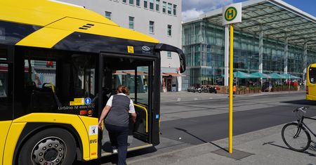 Atak nożownika w autobusie. Siedem ciosów na oczach dzieci