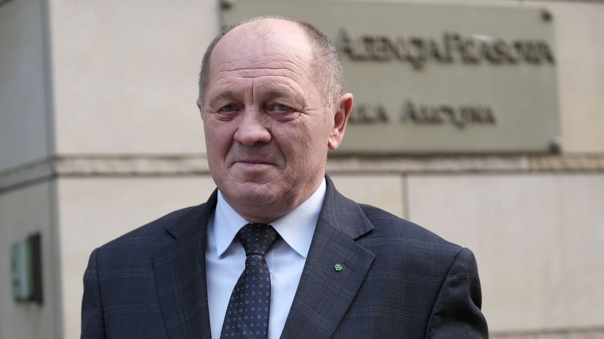 Warszawa, 15.12.2023. Poseł PSL Marek Sawicki przed siedzibą Polskiej Agencji Prasowej w Warszawie, 15 bm. Marek Sawicki był gościem Studia PAP. (aldg) PAP/Kalbar