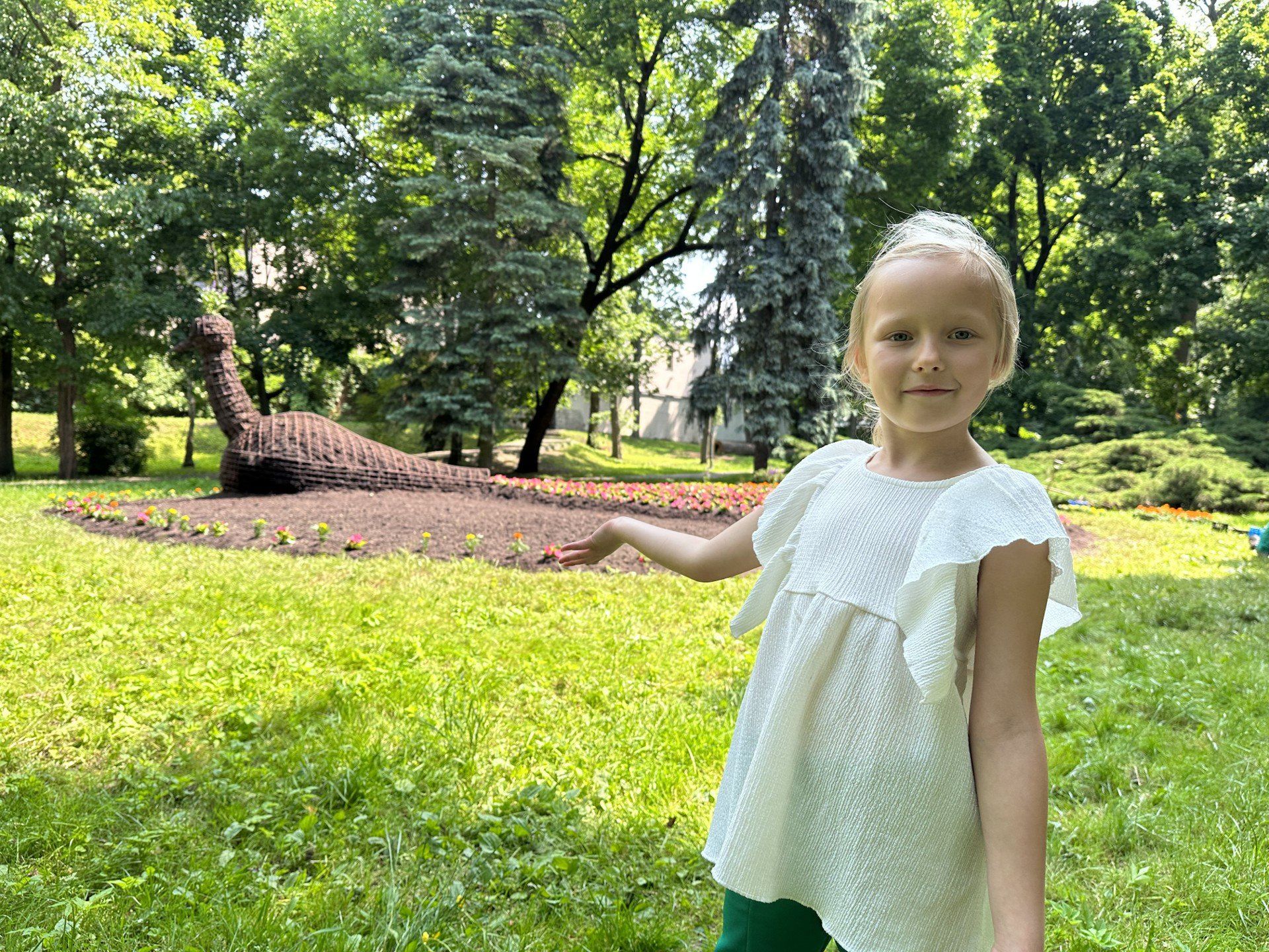 Na zdjęciu Zosia, która mówiła nam, że przedszkolaki wykonał ogrom pracy