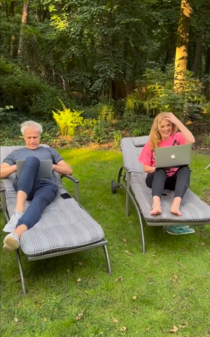 Tak mieszka Dorota Chotecka i Radosław Pazura: biel w kuchni, jasne drewno i duży ogród 