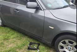 Osunął się podnośnik? Auto przygniotło mężczyznę