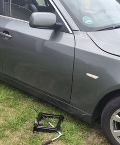 Osunął się podnośnik? Auto przygniotło mężczyznę