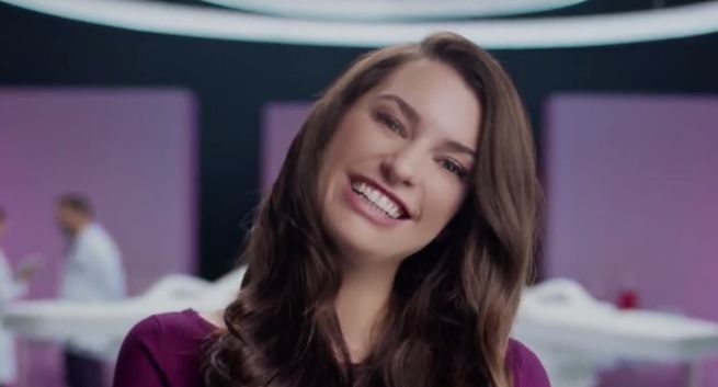 „Potrójne zwycięstwo w walce z łupieżem” reklamuje szampon Pirolam (wideo)