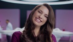 „Potrójne zwycięstwo w walce z łupieżem” reklamuje szampon Pirolam (wideo)