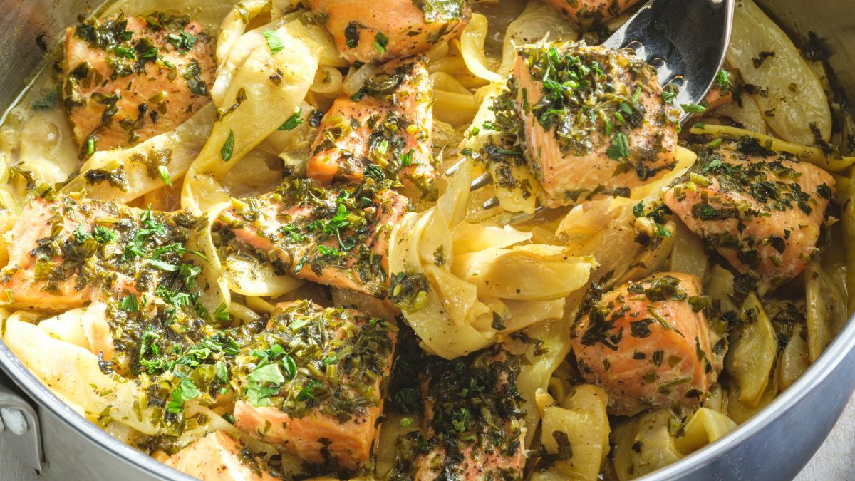 Łosoś pieczony na ziemniakach to jeden ze zdrowszych przysmaków