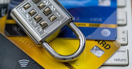 Straciła niemal 200 tys. zł. Oszustwo na dezaktywowaną kartę