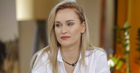 Boś poszła do śniadaniówki. Wszyscy patrzyli na jej sukienkę