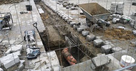 Rozkopali niedawno przebudowany deptak. Muszą wyrównać kanalizację deszczową