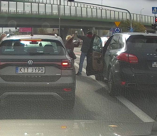 Widać moment, w którym kierowca uderzył 66-latkę