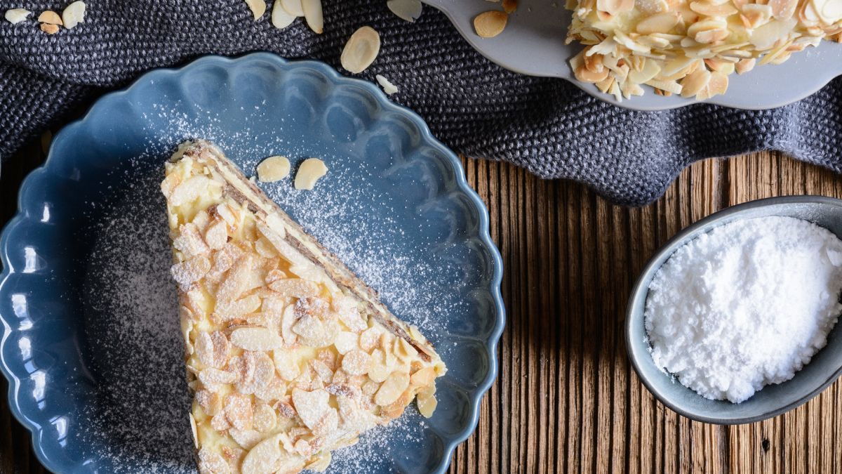 Ciasto bez pieczenia z rurkami waflowymi i migdałami