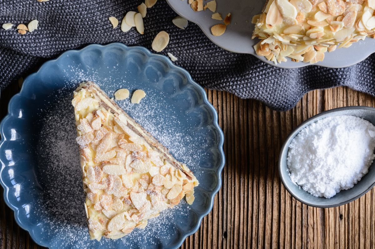 No-bake cake with wafer rolls and almonds