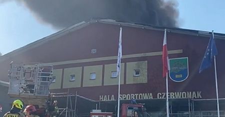 Pożar hali sportowej w Wielkopolsce. Trwa walka z żywiołem