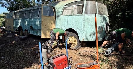 Odnaleźli dwa rzadkie autobusy. Przez lata służyły jako magazyn i domek letniskowy