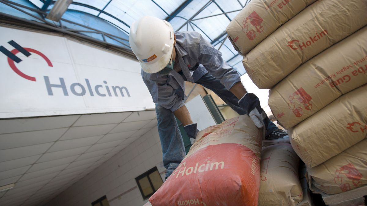 A worker loads sacks of cement onto a truck for distribution
INDONESIA - DECEMBER 18:  A worker loads sacks of cement onto a truck for distribution at PT Holcim Indonesia's distribution center in Tanggerang, Indonesia, on Monday, Dec. 17, 2007. Holcim Ltd. said full-year net income fell 54 percent to 1.78 billion francs as construction markets contracted.  (Photo by Kemal Jufri/Bloomberg via Getty Images)
Bloomberg
ASIA, CEMENT, COMPANY, WORKER