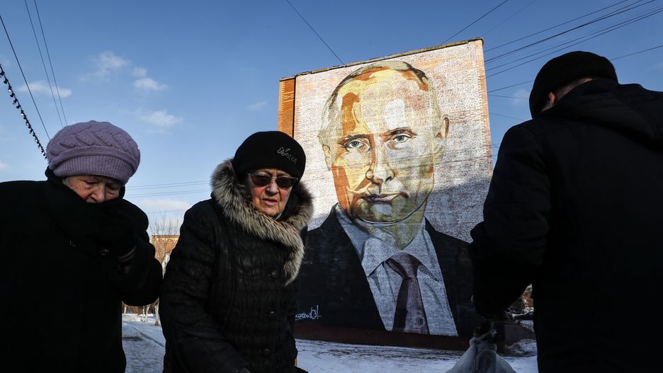 People walk past a large mural depicting Russian President Vladimir Putin, on the side of a five-story residential building in Kashira, Moscow region, Russia, 12 January 2023. The years-old mural was created by activists of the pro-Kremlin movement Molodaya Gvardiya (Young Guard). EPA/YURI KOCHETKOV Dostawca: PAP/EPA.