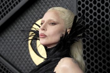 Koniec ery clean girl. Wiosną 2026 stawiamy na soft goth make-up