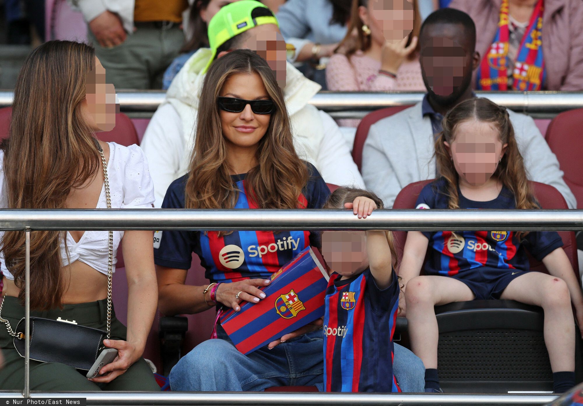 Anna Lewandowska z córkami dopingują Roberta z trybun