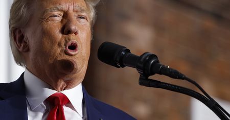 Miliony dolarów wciąż płyną do Trumpa. "Dla 'zakonu' zarzuty to woda na młyn"
