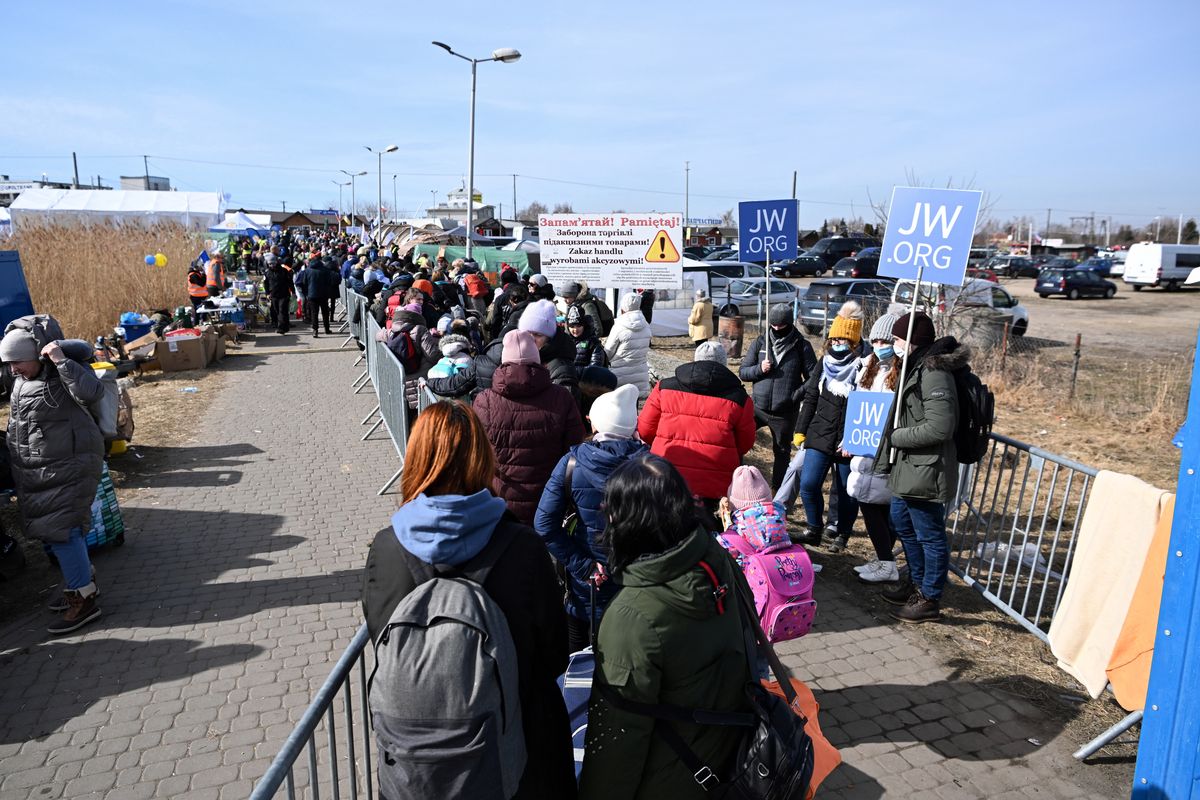 Na zdjęciu: uchodźcy z Ukrainy na polsko-ukraińskim przejściu granicznym w Medyce 