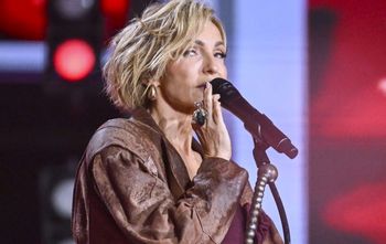 Spódnica z rozcięciami to niedopowiedzenie. Tak stanęła przed aparatem