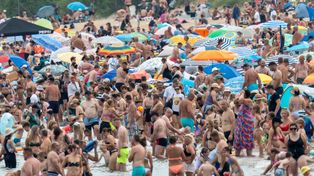 Gdańsk: Tłumy na plaży w Brzeźnie. W połowie sierpnia w końcu czuć lato