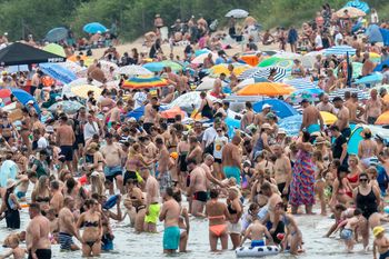 Gdańsk: Tłumy na plaży w Brzeźnie. W połowie sierpnia w końcu czuć lato