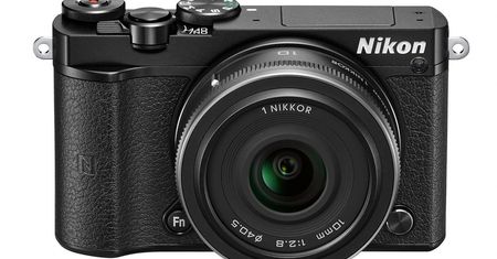 Nikon 1 J5 - bezlusterkowiec z 20 kl./s, filmami 4K i dotykowym ekranem