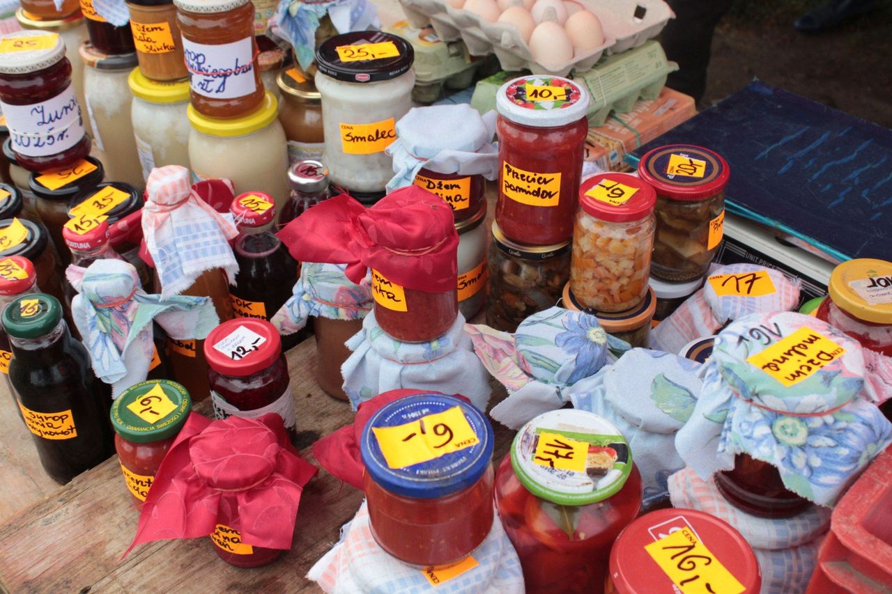 Koszalin: Niedzielna giełda. Na stoiskach zrobiło się jesiennie