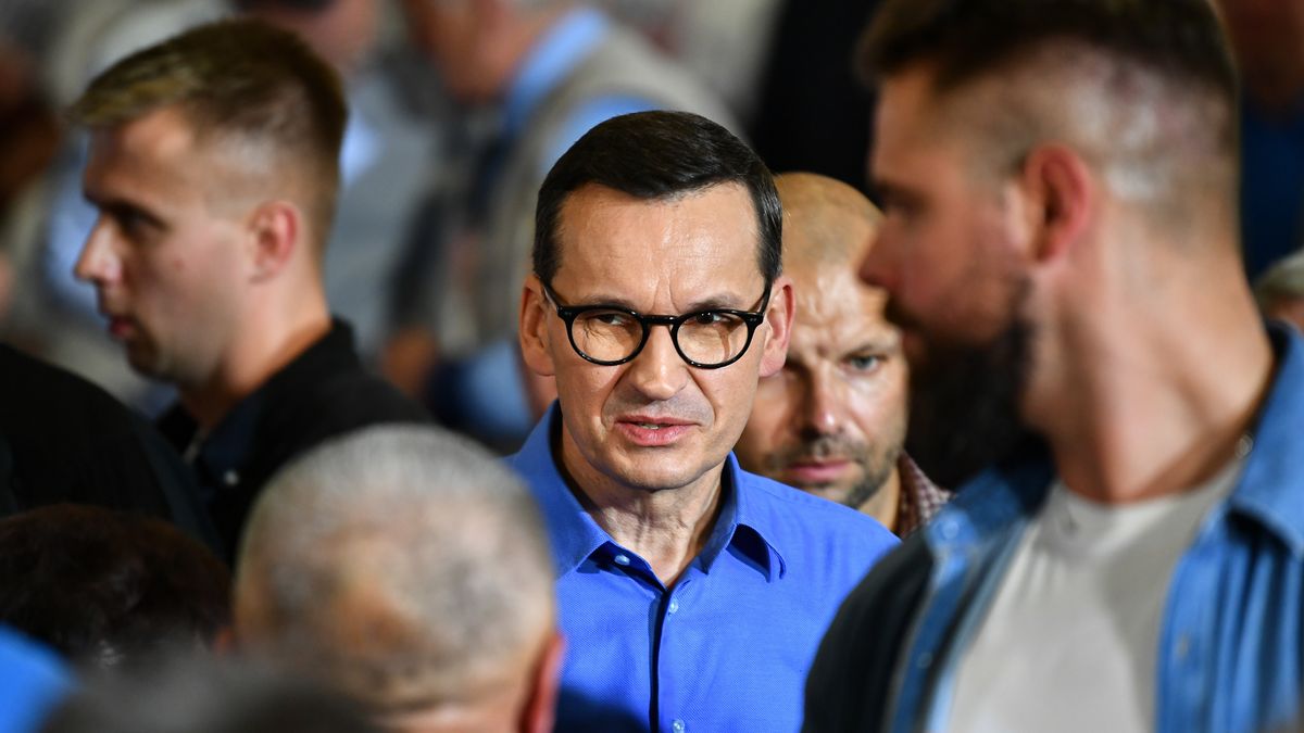Lubin, 29.09.2023. Kampania wyborcza do parlamentu 2023. Premier Mateusz Morawiecki (C) podczas spotkania z mieszkańcami w Lubinie, 29 bm. Premier jest z wizytą w woj. dolnośląskim. (ad) PAP/Maciej Kulczyński