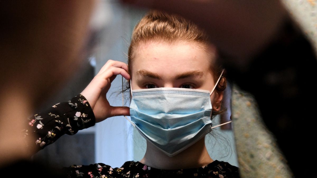 Obowiązek zasłaniania ust i nosa ust przy każdym wyjściu z domu wchodzi w życie 16 kwietnia.