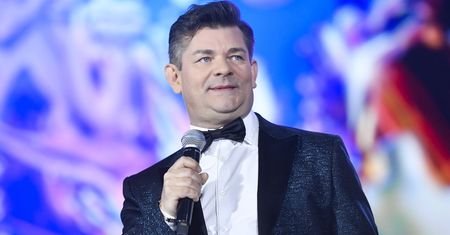 Jest gwiazdą "Sylwestra z Dwójką". Wiadomo, z kim przyjechał do Zakopanego