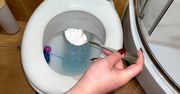 Przed wyjściem z domu wsyp do toalety. 4 łyżki proszku zlikwidują fetor
