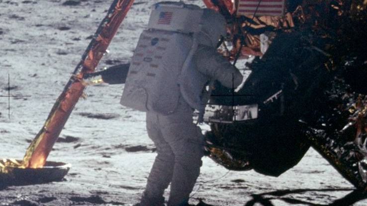 Neil Armstrong przy module księżycowym misji Apollo 11