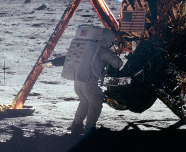 Neil Armstrong przy module księżycowym misji Apollo 11