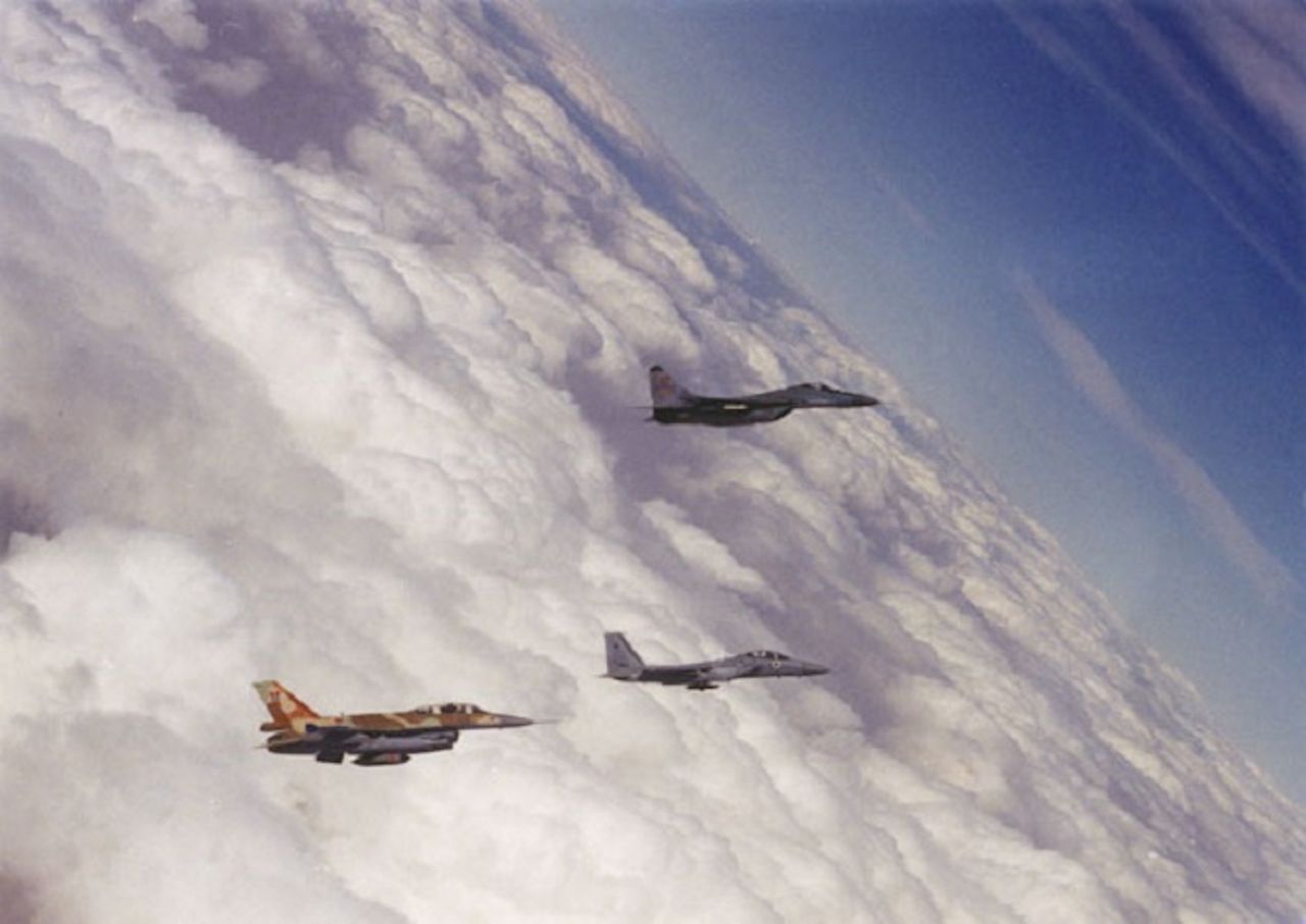 MiG-29 w towarzystwie izraelskiego F-15 i F-15
