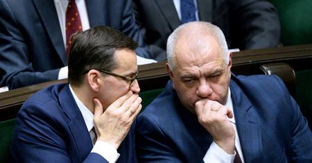VAT na paliwa wróci. Sasin: wykonamy to z bólem serca