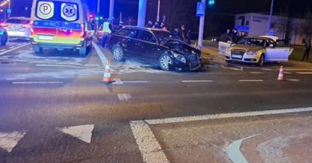 Zderzenie dwóch audi na skrzyżowaniu, jeden z kierowców wjechał na czerwonym. Cztery osoby nadal w szpitalu