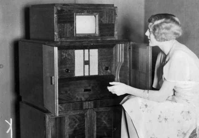 Zestaw telewizora (na szczycie) i radia produkcji Telefunkena, fot. 1933