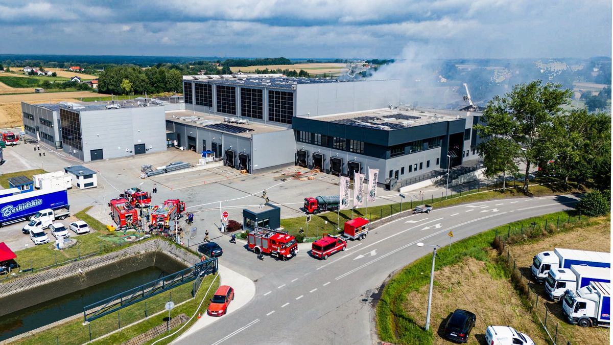 Producent paluszków odbudowuje się po pożarze