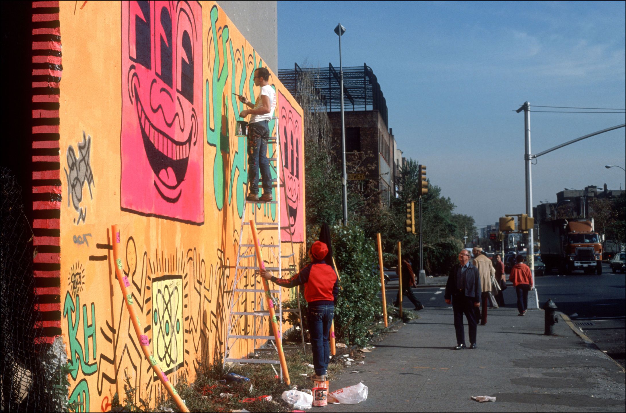 Keith Haring maluje mural w Nowym Jorku