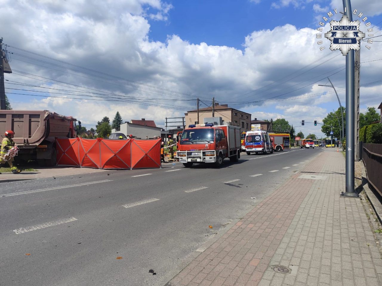 Tragiczny wypadek na skrzyżowaniu w Lędzinach. Zginęła pasażerka forda, kierowca walczy o życie