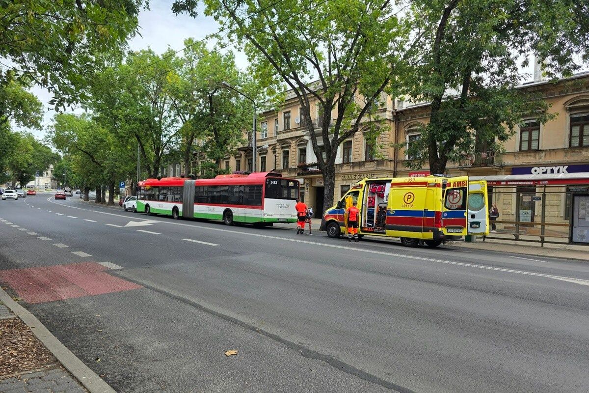 Starsza kobieta przewróciła się w autobusie, potrzebna była pomoc ratowników