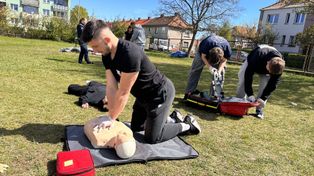 Żary: Praktyka czyni mistrza, czyli zawody PCK w udzielaniu pierwszej pomocy. Młodzież sprawdza się w trudnych sytuacjach