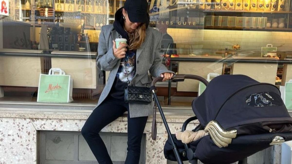 Anna Lewandowska na spacerze z Laurą