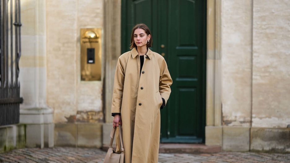 Beżowy płaszcz na wiosnę 2023