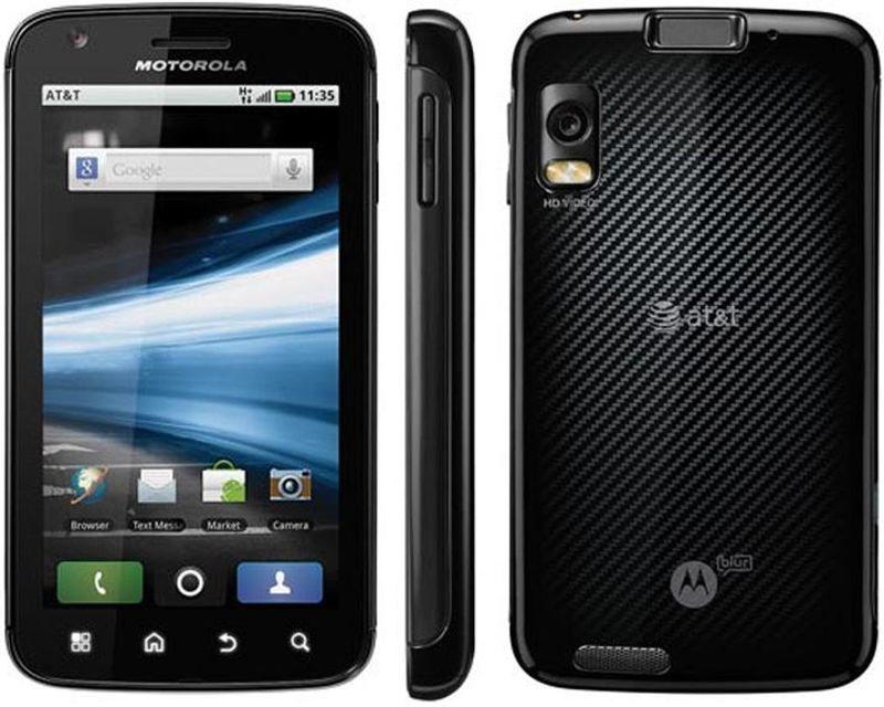Motorola Atrix z dziwacznie ulokowanym skanerem linii papilarnych