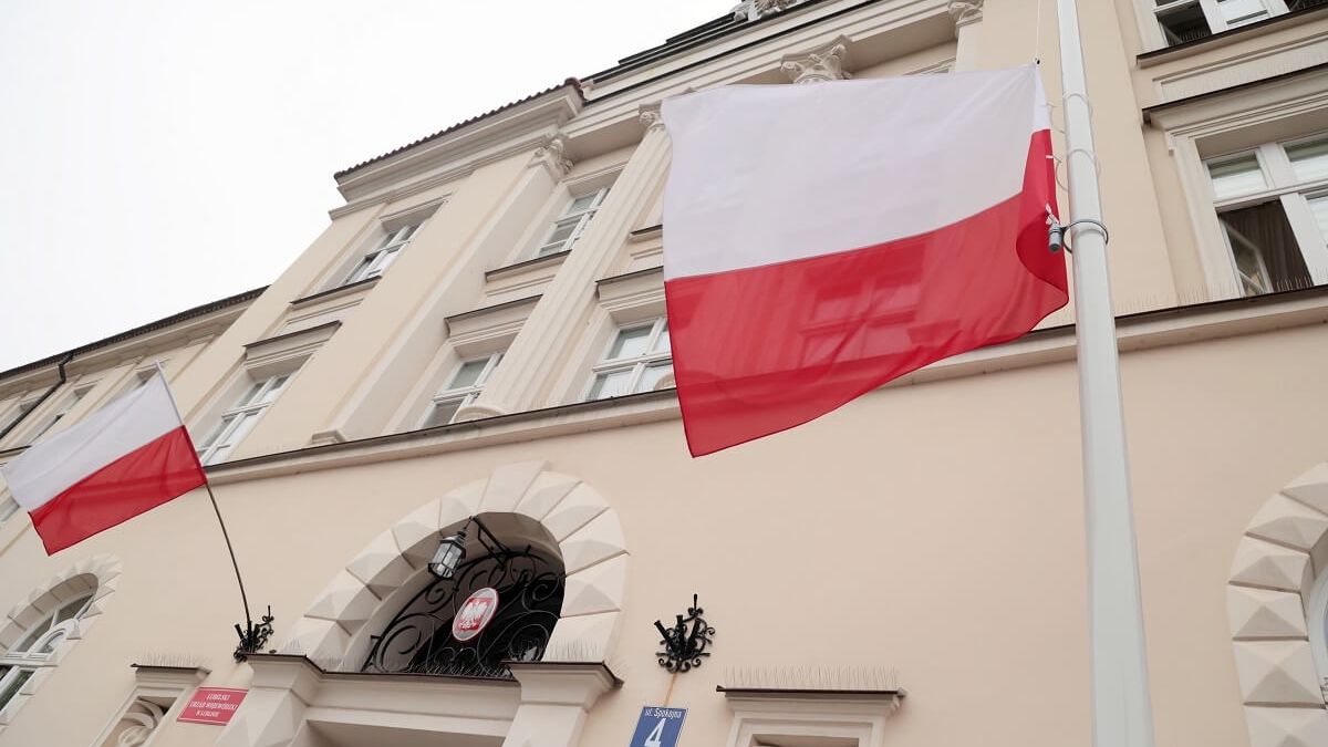 Opuszczona do połowy masztu flaga przed LUW | fot. LUW