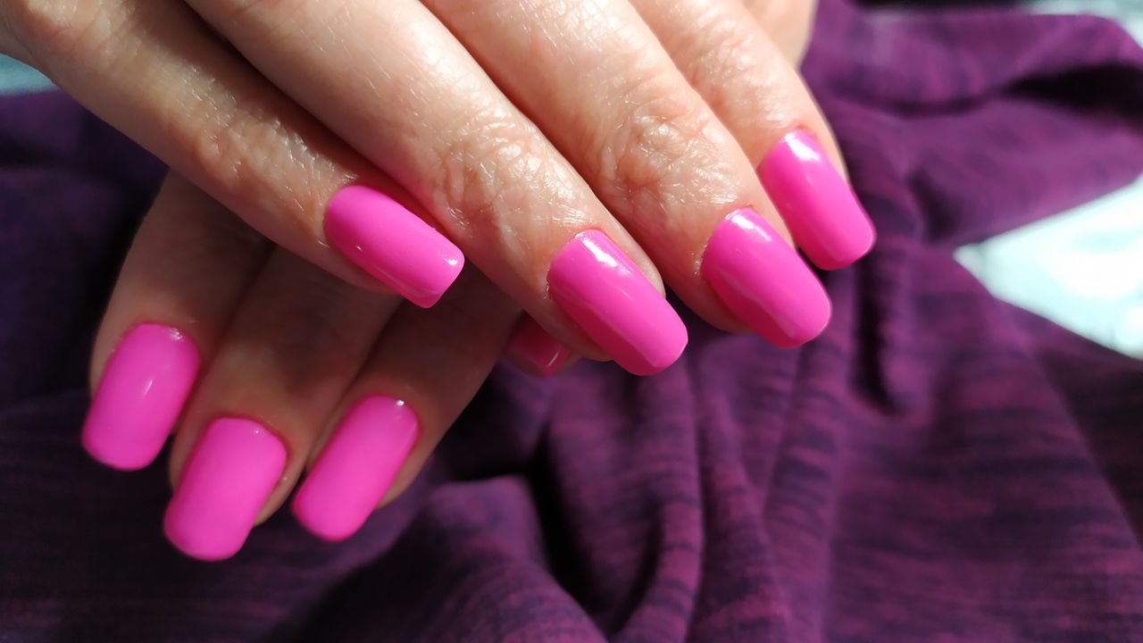 "Niespodzianki pod hybrydą". W takim stanie trafiają do podologa