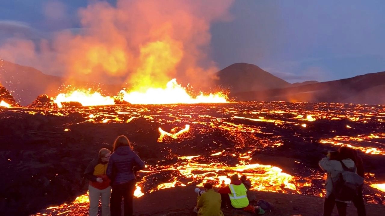 Tłumy nad wulkanem. Zdjęcia pokazują bezmyślność turystów